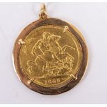 A EDWARD VII GOLD SOVEREIGN dated 1909 in an unmarked yellow metal mount, 11 grams approximately