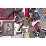 A COLLECTION OF VARIOUS ORNAMENTS AND COLLECTABLES miscellaneous bijouterie