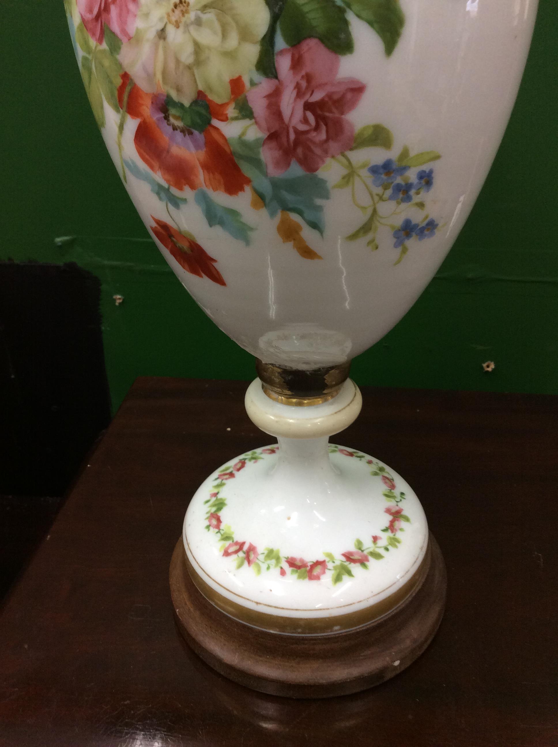 A PAIR OF OPALESCENT GLASS TABLE LAMPS of baluster form decorated with flowers, 50.5cm high - Image 3 of 13