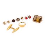 A SMALL 18 CARAT GOLD SIGNET RING, a gold cufflink, a brooch set with a smoky quartz type stone