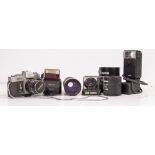 A SELECTION OF VINTAGE CAMERAS to include Exee number 253289 with adjustable lens, additional flash,