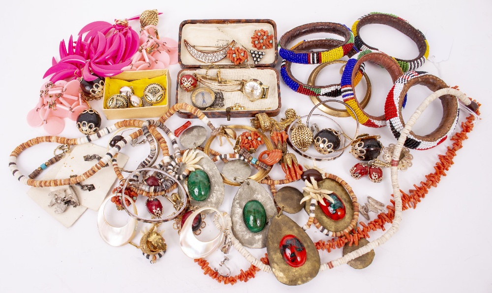 A COLLECTION OF JEWELLERY to include a coral branch necklace, a pair of cufflinks, African jewellery