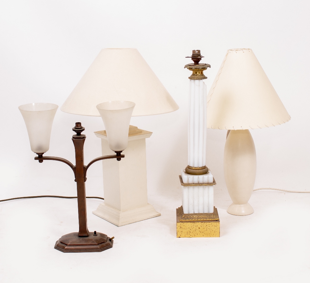 A GROUP OF FOUR VARIOUS TABLE LAMPS (4)
