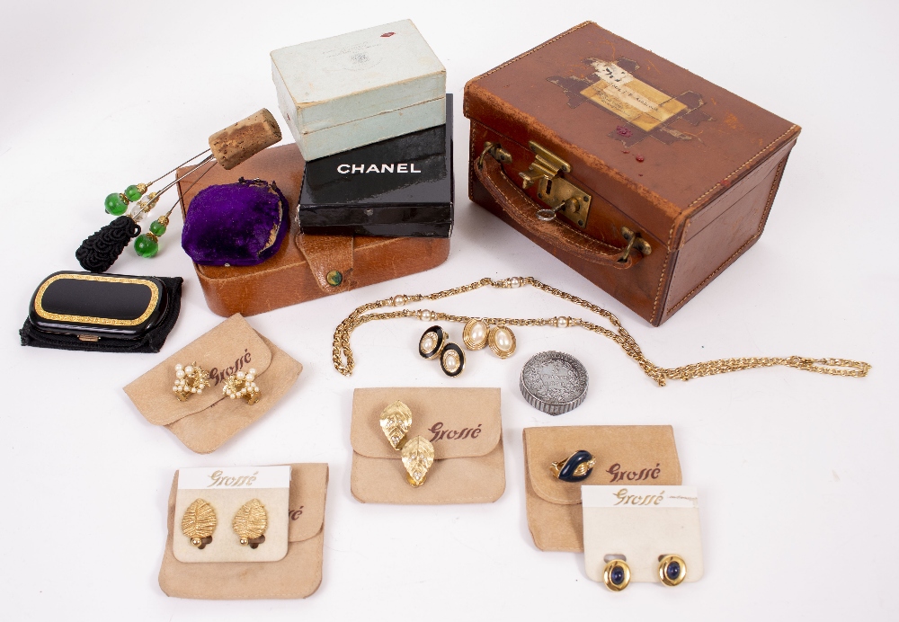 A COLLECTION OF COSTUME JEWELLERY to include Christian Dior costume ear clips, simulated pearl