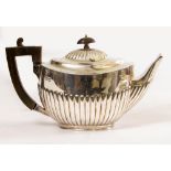 AN OVAL SILVER TEAPOT with gadrooned decoration and horn handle, approximately 476 grams in weight