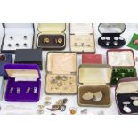 A QUANTITY OF MISCELLANEOUS JEWELLERY to include rings, shirt studs, cufflinks etc.,