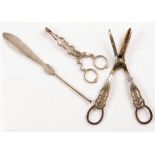 A PAIR OF EARLY 20TH CENTURY SILVER GRAPE SCISSORS with marks for Sheffield 1908, 15cm in length;