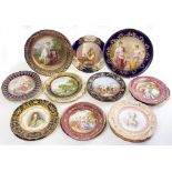 A COLLECTION OF 19TH AND 20TH CENTURY CONTINENTAL PORCELAIN PLATES to include French facsimile