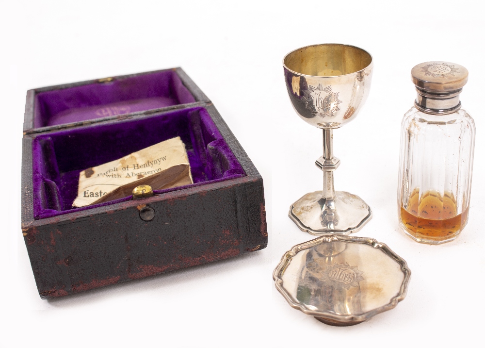 A 20TH CENTURY SILVER MINIATURE TRAVELLING COMMUNION SET in fitted case consisting of pattern,