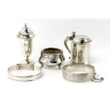 A MINIATURE SILVER NOVELTY CONDIMENT POT in the shape of a lidded tankard, with marks for London