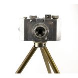 A MID 20TH CENTURY DERLUX ALUMINIUM CASED CAMERA on brass telescopic tripod