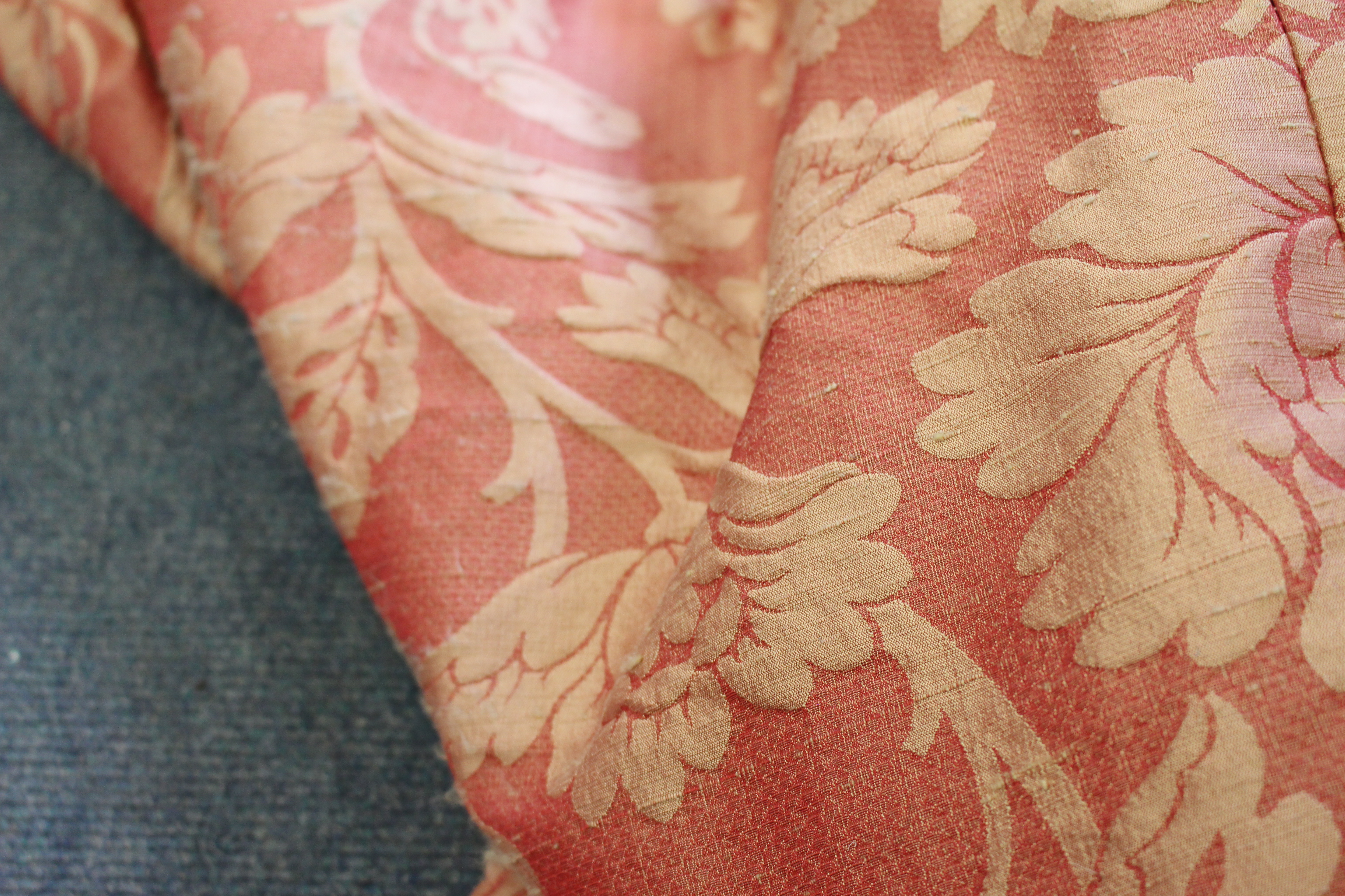 A PAIR OF 20TH CENTURY RAW SILK CURTAINS on a coral ground with peony decoration with gathered - Image 6 of 15