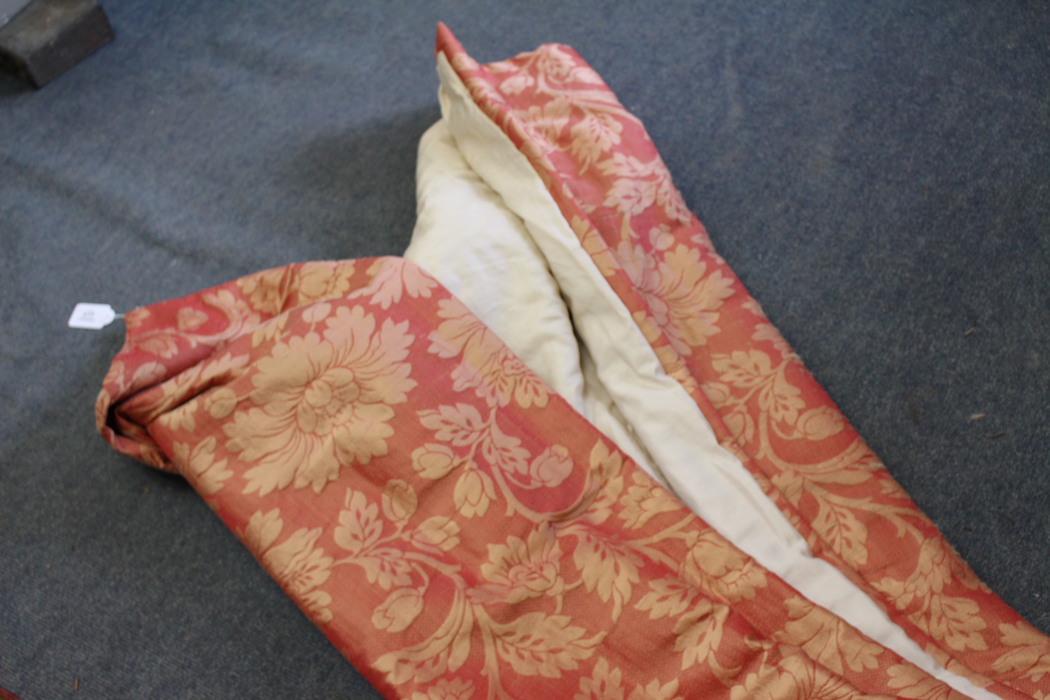 A PAIR OF 20TH CENTURY RAW SILK CURTAINS on a coral ground with peony decoration with gathered - Image 4 of 15