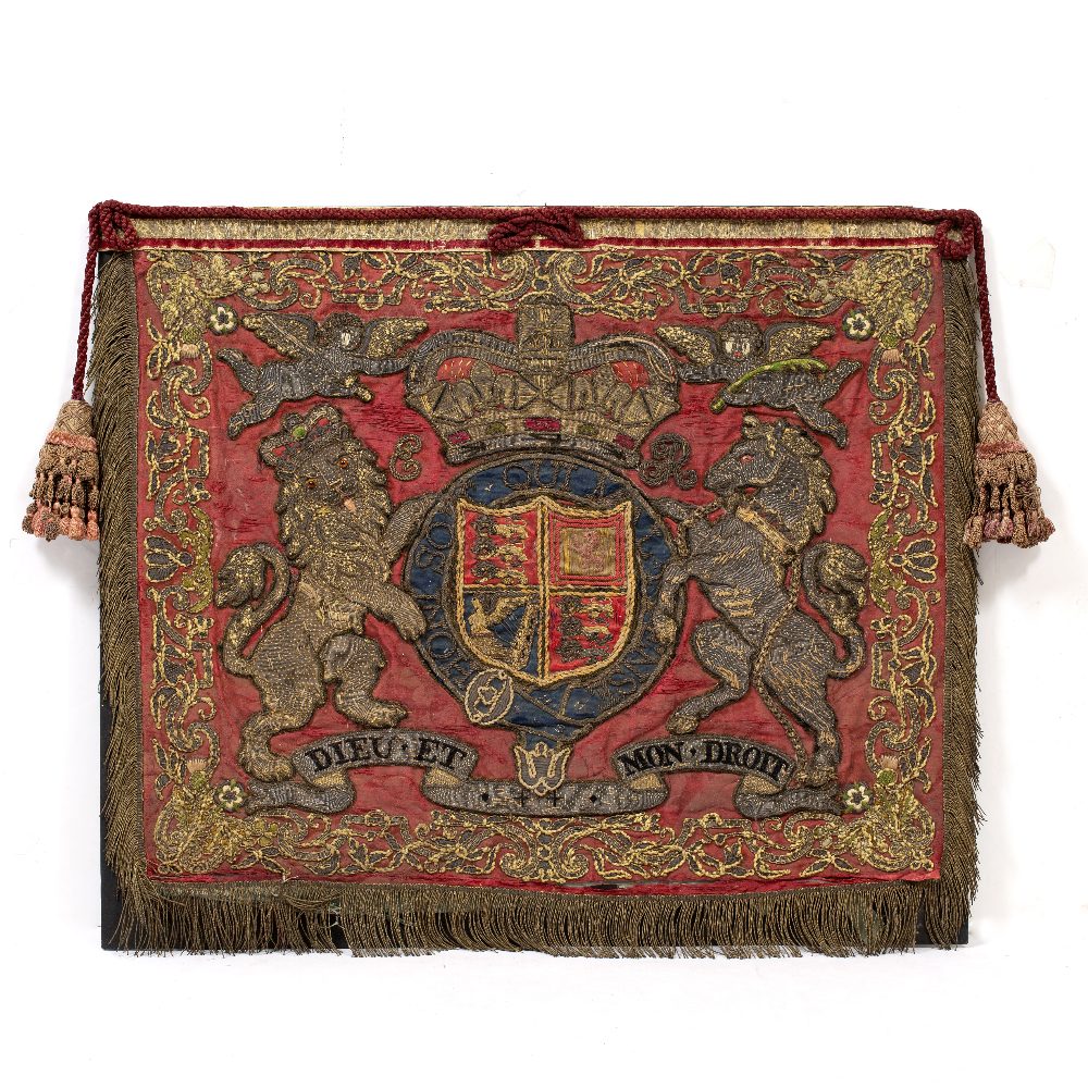 AN ANTIQUE SILK AND METAL THREAD EMBROIDERED ROYAL COAT OF ARMS BANNER 58cm x 44cm