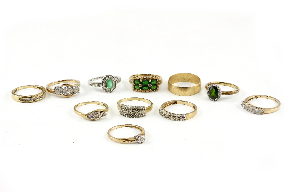 A COLLECTION OF 9 CARAT, 9K AND OTHER YELLOW METAL DRESS RINGS to include diamond chip and