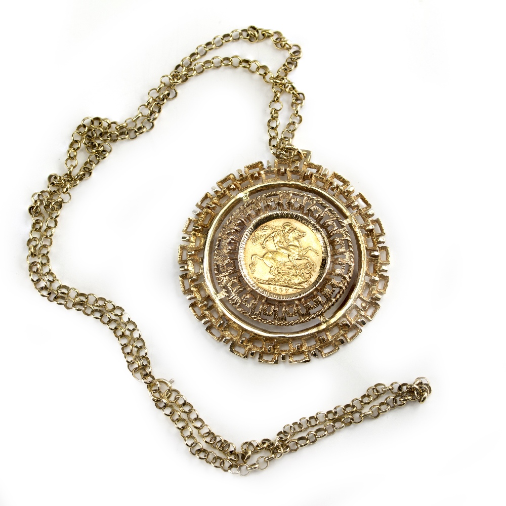A 1907 FULL SOVEREIGN in an unmarked, possibly 9 carat yellow gold, mount on a 9 carat gold trace