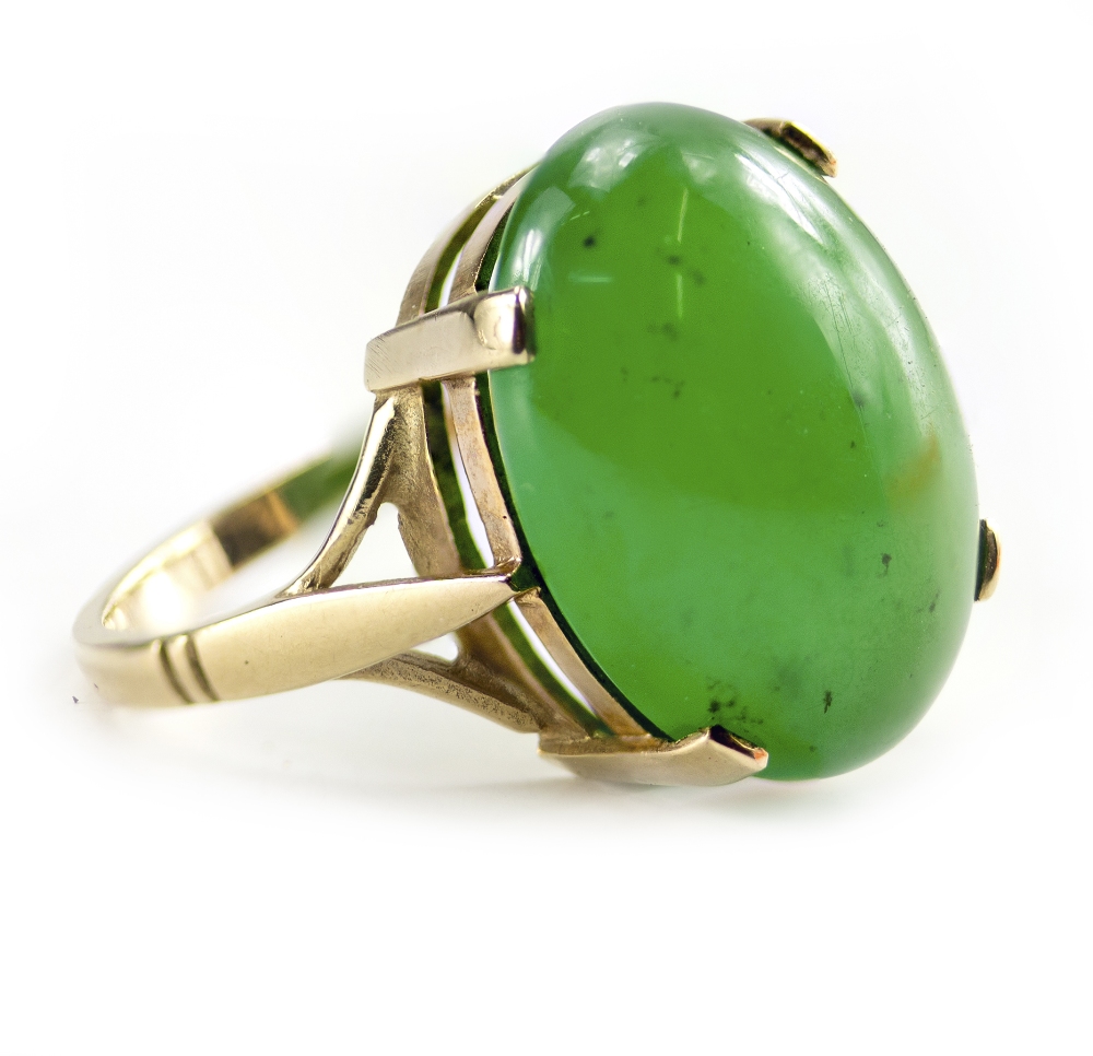 A 9 CARAT YELLOW GOLD MOUNTED JADE CABOCHON SET RING size O/P, 6.5 grams in weight approximately