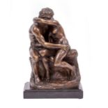 A BRONZE STATUE OF TWO FIGURES KISSING on a black marble base, 18cm wide x 26cm high