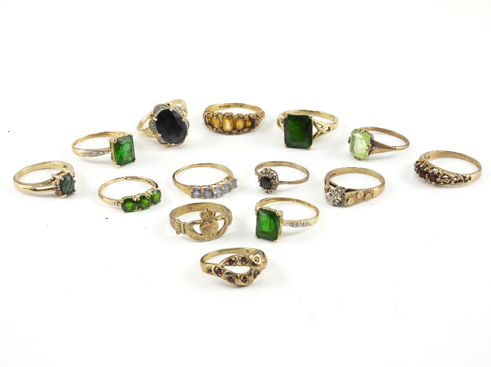 A SELECTION OF 9 CARAT AND 9K YELLOW GOLD DRESS RINGS to include diamond chip examples, a serpents