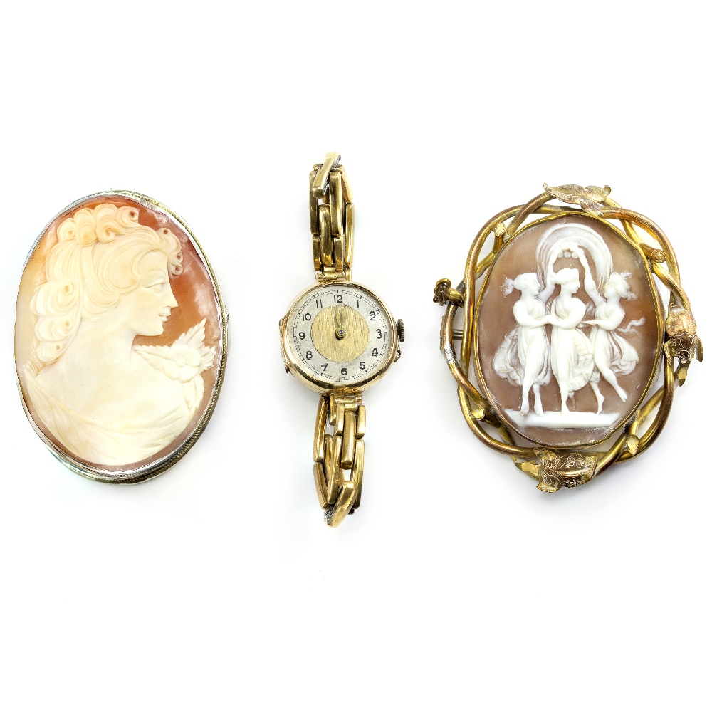 A 9 CARAT YELLOW GOLD CASED VINTAGE WRIST WATCH on a gilt metal expanding bracelet strap, a gilt