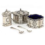 A THREE PIECE SILVER CONDIMENT SET to include a lidded condiment pot and spoon with blue glass liner