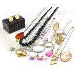 A COLLECTION OF COSTUME JEWELLERY to include simulated jet necklace, 9 carat yellow gold mounted