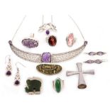 A COLLECTION OF SILVER AND COSTUME JEWELLERY to include a amethyst set ring, gilt metal brooch,