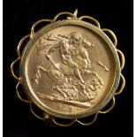 A GEORGE V SOVEREIGN dated 1913, in a 9ct yellow gold brooch mount, weighs 10g approximately