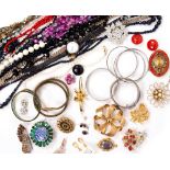 A COLLECTION OF SILVER AND COSTUME JEWELLERY to include silver bracelets, decorative brooches,