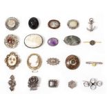 A COLLECTION OF ANTIQUE BROOCHES to include a tortoise shell and yellow metal inlaid brooch, a cameo