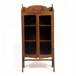 AN EARLY 20TH CENTURY OAK CAPTAIN'S FOLDING CABINET with twin glazed doors, two lifting shelves,