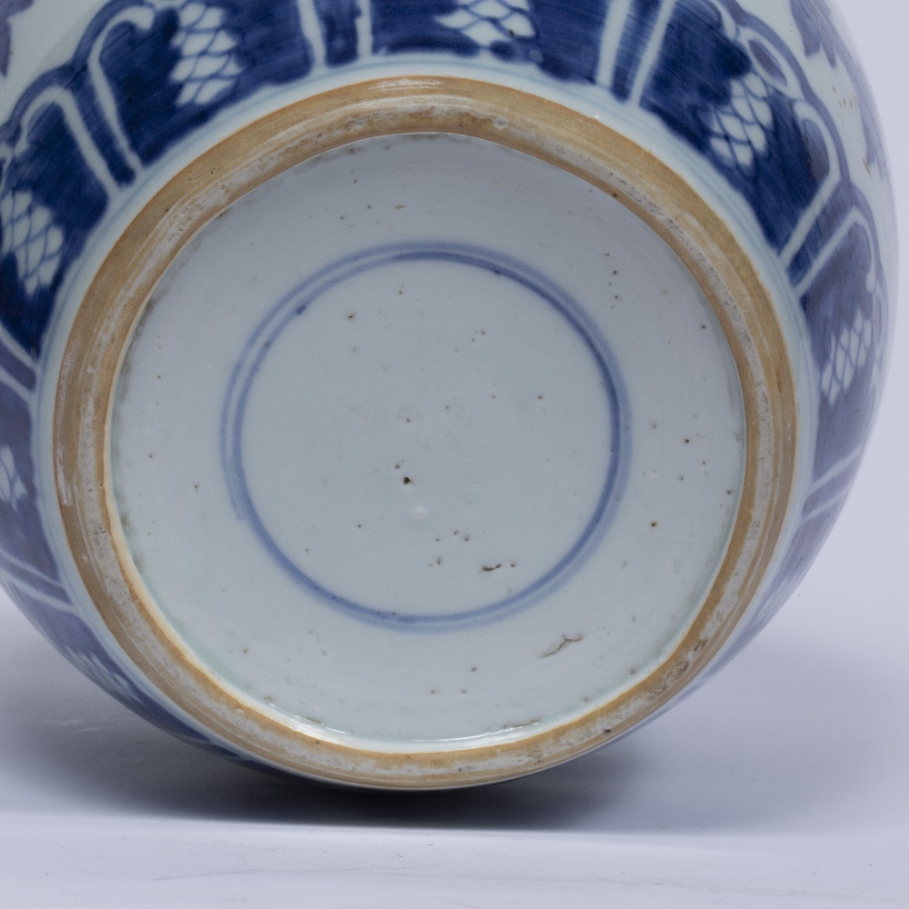 Blue & White ginger jar Chinese, Kangxi (1662 - 1722) decorated with a repeating pattern of floral - Image 2 of 2