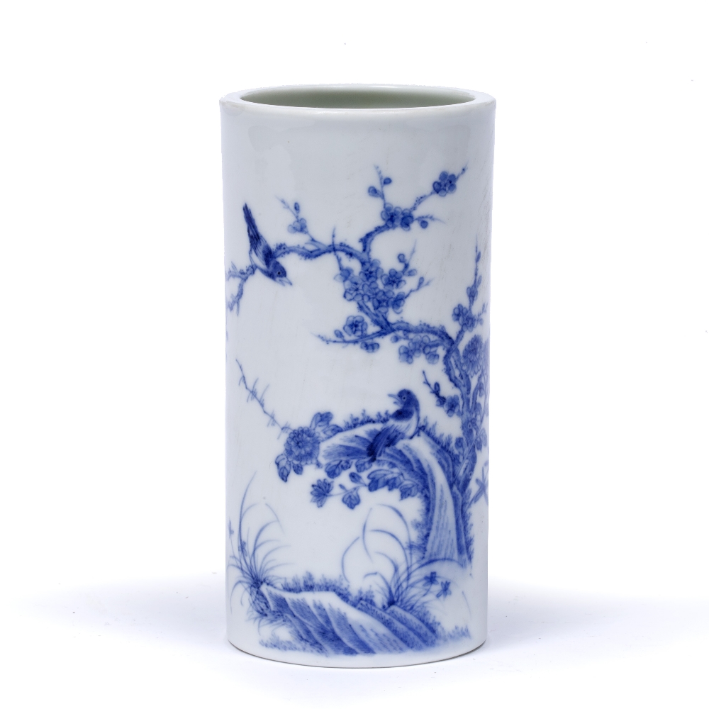 Blue and white brush pot Chinese, Republic period (1912-1949) of cylindrical shape, the exterior