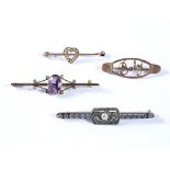 Four vintage brooches including a baby example, a diamond chip and pearl, and two others (4)