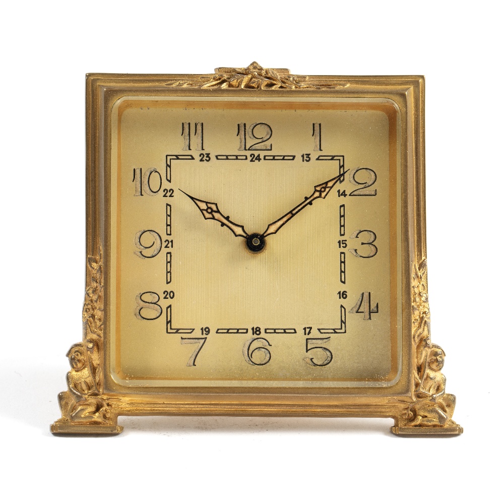 AN EARLY 20TH CENTURY STRUT DESK TOP TIMEPIECE, the gilt square dial with Arabic numerals, 24 hour