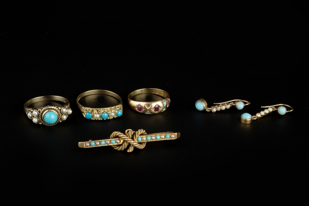 A COLLECTION OF GEM SET JEWELLERY, comprising two turquoise-coloured cabochon and half pearl dress