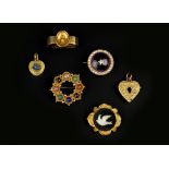 A COLLECTION OF ANTIQUE JEWELLERY, comprising a hardstone circlet brooch, the vari-coloured