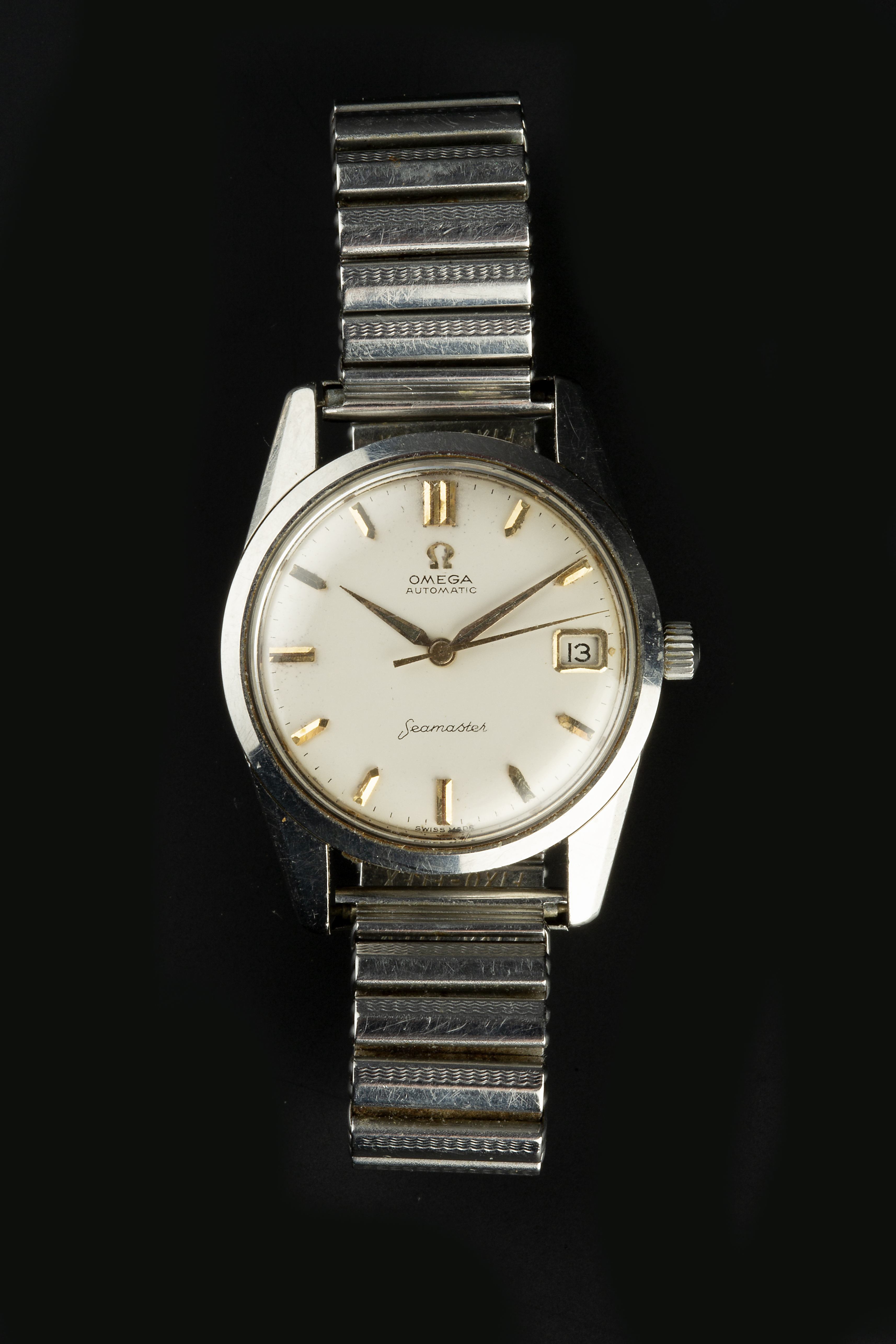 A GENTLEMAN'S STAINLESS STEEL 'SEAMASTER' AUTOMATIC WRISTWATCH BY OMEGA, the circular silvered