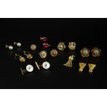 A COLLECTION OF JEWELLERY, to include a pair of mother of pearl and cabochon set cufflinks, with