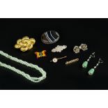 A COLLECTION OF JEWELLERY AND COSTUME ITEMS, to include a Victorian gilt metal knot brooch, a curb-