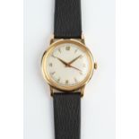 A GENTLEMAN'S 18CT GOLD CASED WRISTWATCH BY BAUME & MERCIER, the circular dial with Arabic quarters,