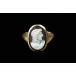 A HARDSTONE CAMEO RING, the oval agate cameo carved with a classical portrait profile, to an 18ct