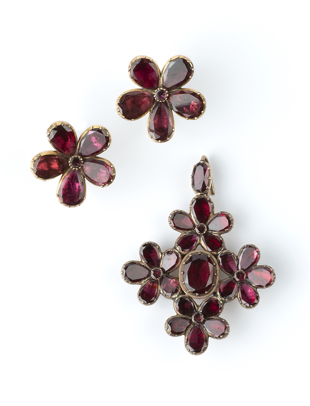 A 19TH CENTURY GARNET PANEL BROOCH/PENDANT, circa 1820-30, the quatrefoil-shaped panel designed as