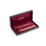 AN 18CT GOLD SHEAFFER THREE PIECE PEN AND PENCIL SET, with engine turned decoration, comprising