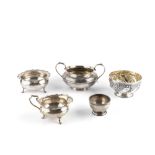 AN EARLY VICTORIAN SILVER TWIN HANDLED SUCRIER, of girdled form and engraved with scrolling foliage,