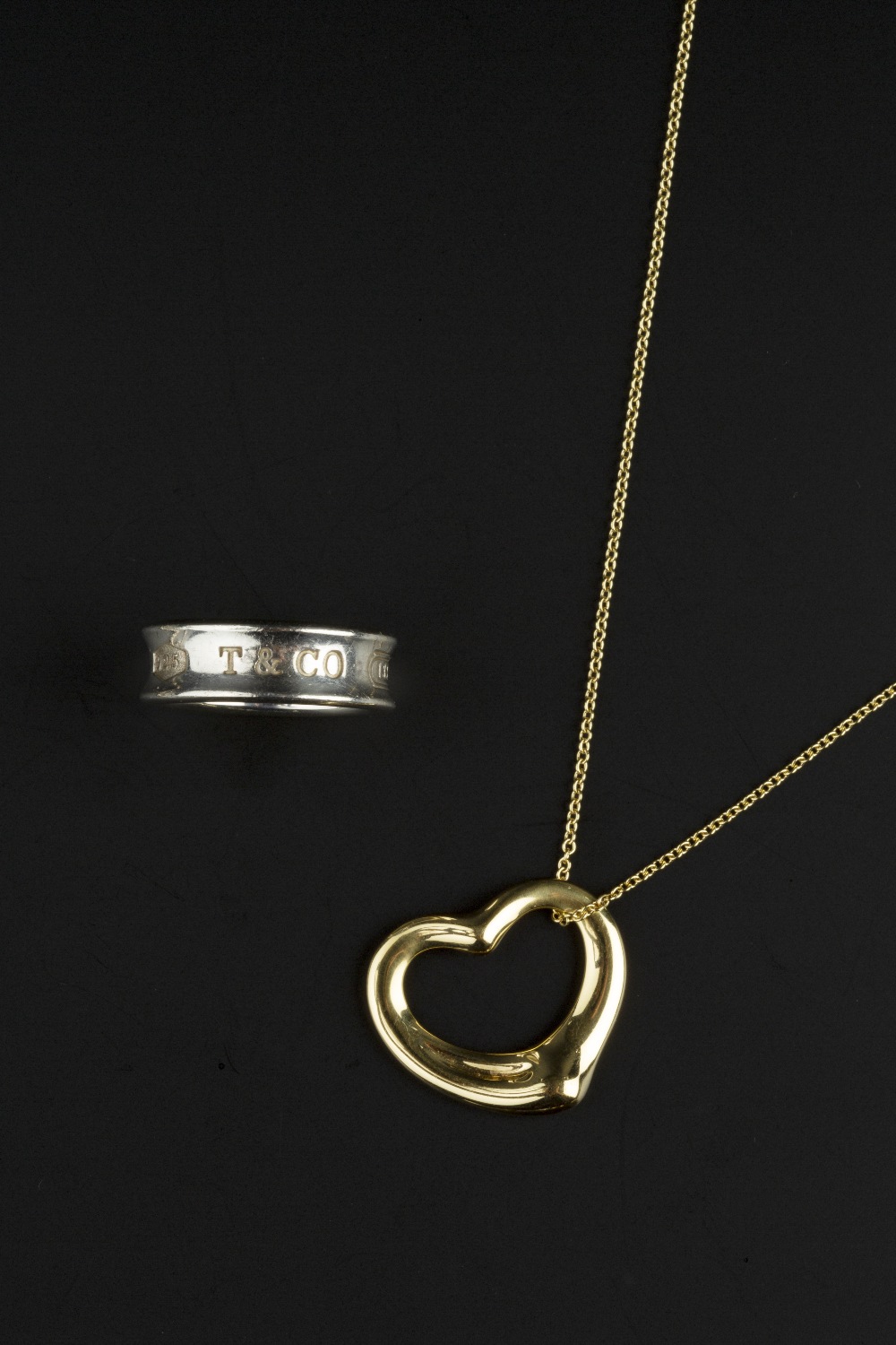 AN 18CT GOLD 'OPEN HEART' PENDANT NECKLACE DESIGNED BY ELSA PERETTI FOR TIFFANY & CO, the heart-