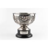 AN EARLY 20TH CENTURY SILVER PEDESTAL ROSE BOWL, the pierce decorated sides repoussé decorated