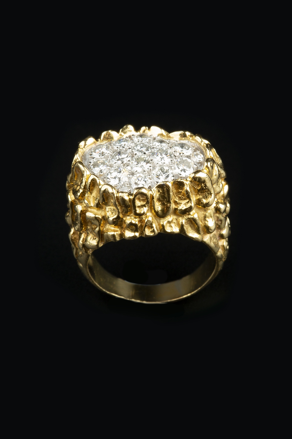 A DIAMOND DRESS RING BY KUTCHINSKY, the abstract textured mount centred with a 'pool' of pavé set - Image 2 of 3