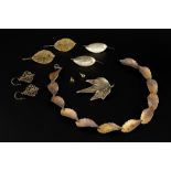 A SMALL COLLECTION OF JEWELLERY, comprising a collar necklace, naturalistically modelled with leaf-