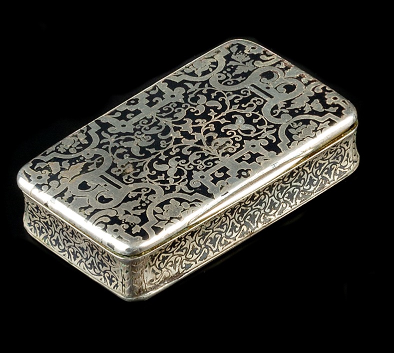 A LATE 19TH CENTURY FRENCH SILVER AND NIELLO RECTANGULAR SNUFF BOX, decorated with stylised